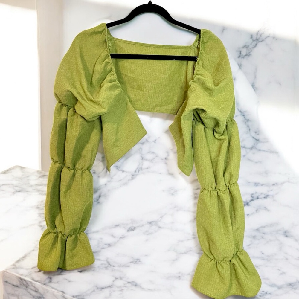 Women’s green puffed sleeve cropped blouse